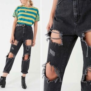 Destroyed high rise mom jean